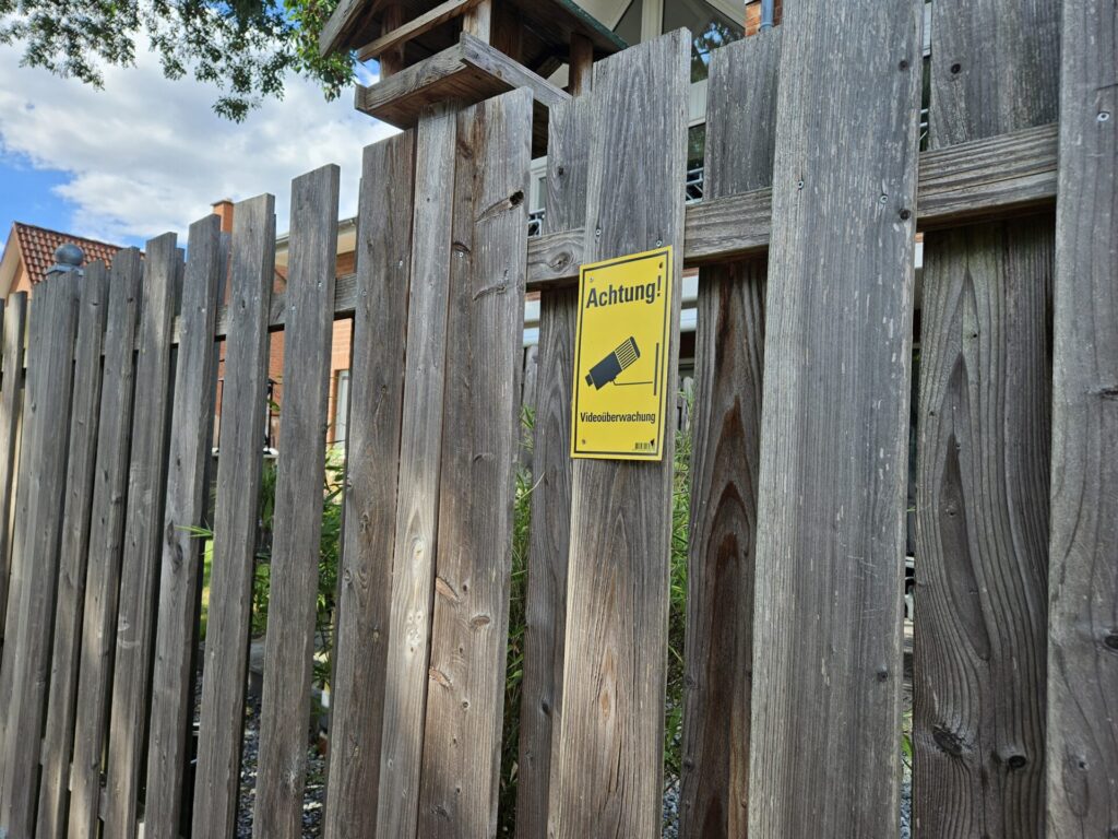 防犯カメラが設置してあるという案内標識